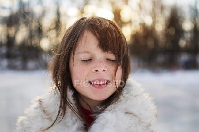 Retrato de uma menina sorridente em pé na neve, Wisconsin, Estados Unidos — Fotografia de Stock