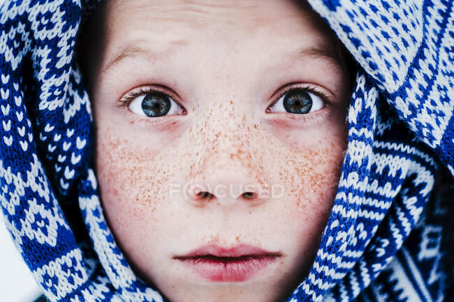 Nahaufnahme eines Jungen mit Sommersprossen, der in einen Schal gehüllt ist, Vereinigte Staaten — Stockfoto