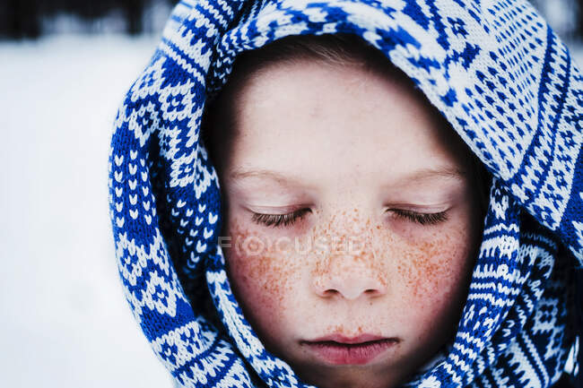 Retrato de close-up de um menino com sardas envolto em um lenço, Estados Unidos — Fotografia de Stock
