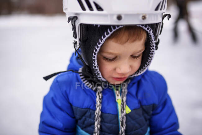 Retrato de um menino usando um capacete de segurança, Wisconsin, Estados Unidos — Fotografia de Stock