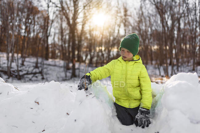 Хлопчик будує сніговий форт, США. — стокове фото