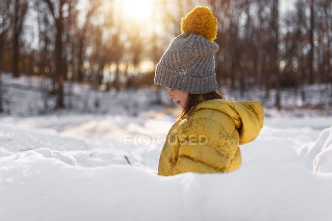 Дівчина стоїть біля снігового форту, США. — стокове фото