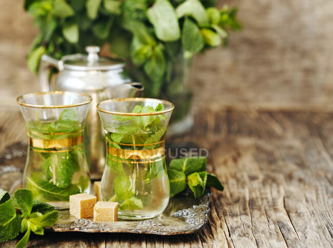 Mint tea with sugar cubes — Stock Photo