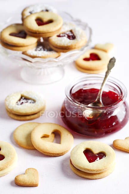 Biscotti fatti in casa con marmellata e ciliegina a forma di cuore su sfondo bianco — Foto stock