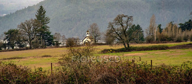 Iglesia en el paisaje rural, Isla de Vancouver, Columbia Británica, Canadá - foto de stock