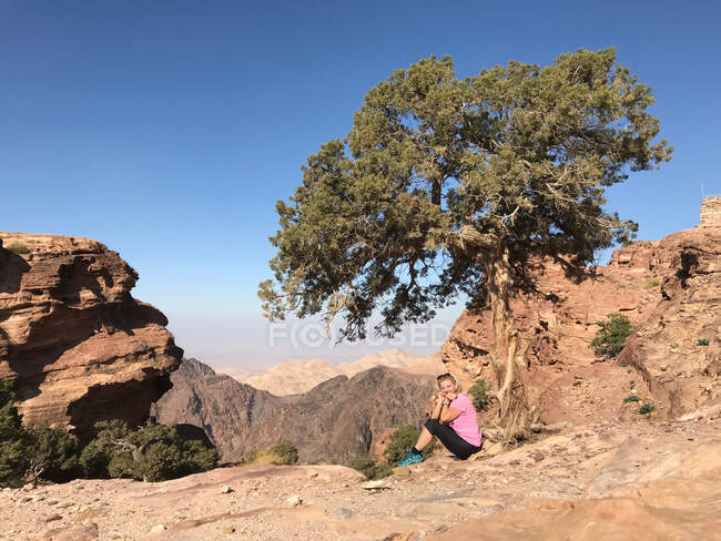 Smiling woman sitting by a tree, Wadi Musa, Jordan — Stock Photo