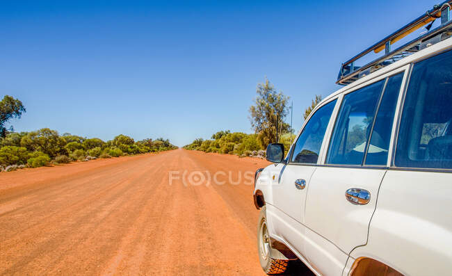 Guidare le strade sterrate rosse dell'entroterra dorato australiano di Goldfields settentrionale — Foto stock