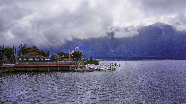 Nubes sobre el lago Bratan, Bali, Indonesia - foto de stock