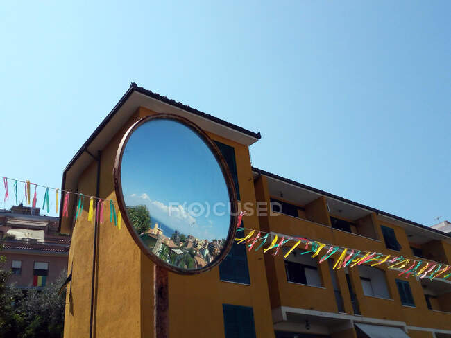 Stadtreflexion im Spiegel, Porto Santo Stefano, Grosseto, Toskana, Italien — Stockfoto