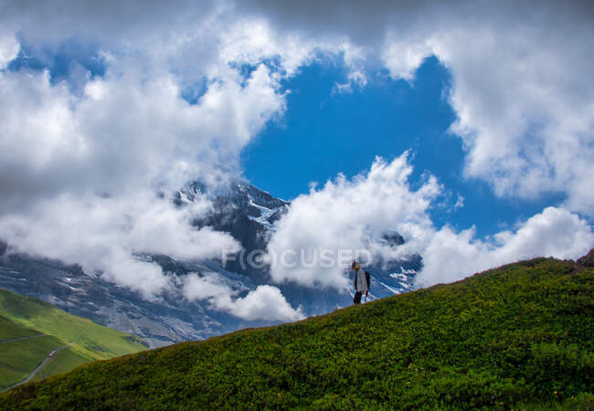 Жінка в швейцарських Альпах (Швейцарія). — стокове фото