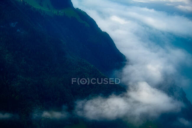 Nubes alrededor de un pico de montaña, Suiza - foto de stock