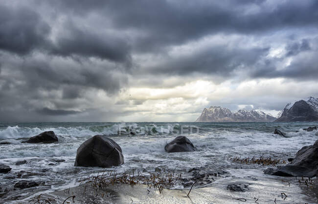 Gewitterwolken über Strand, Lofoten, Nordland, Norwegen — Stockfoto