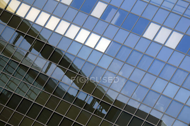 Primer plano de las ventanas de cristal en un edificio moderno, Indonesia - foto de stock