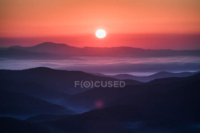 Morgensonnenaufgang über den Bergen, Asheville, North Carolina, Vereinigte Staaten — Stockfoto