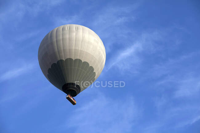 Vista en ángulo bajo de un globo aerostático, Capadocia, Turquía - foto de stock