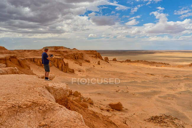 Excursionista de pie en la escena del desierto, desierto de Gobi, Mongolia - foto de stock