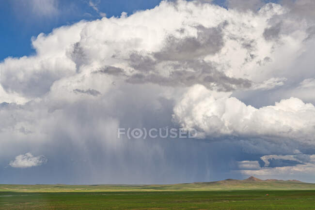 Lluvia de verano sobre llanuras, Mongolia - foto de stock