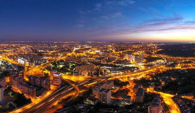 Paisaje urbano aéreo nocturno, Lisboa, Estremadura, Portugal - foto de stock