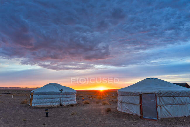 Pôr do sol no acampamento yurt, Parque Nacional Gobi Gurvansaikhan, Deserto de Gobi, Mongólia — Fotografia de Stock