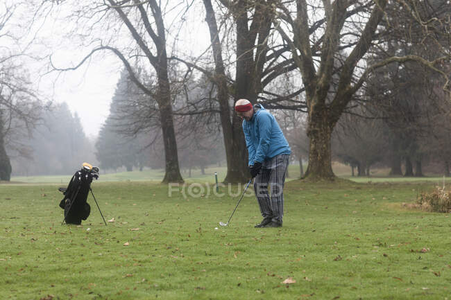 Hombre jugando al golf en invierno, Alemania - foto de stock
