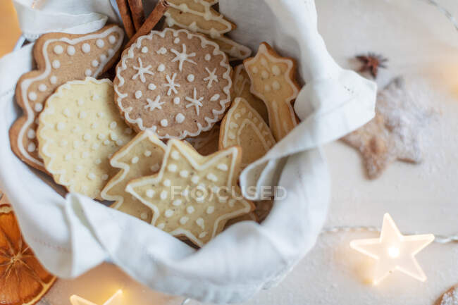 Bowl filled with Christmas gingerbread cookies — Stock Photo