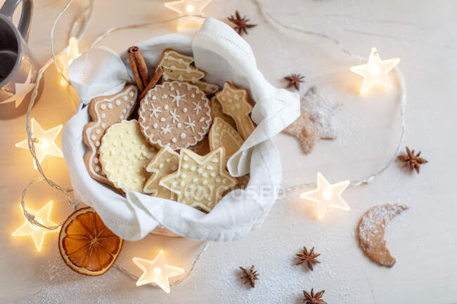 Cuenco lleno de galletas de jengibre de Navidad - foto de stock