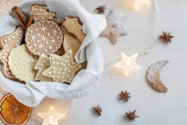 Ciotola piena di biscotti di pan di zenzero di Natale — Foto stock