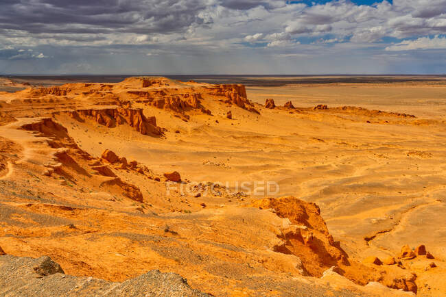 Acantilados llameantes, Desierto de Gobi, Bulgan, Mongolia - foto de stock