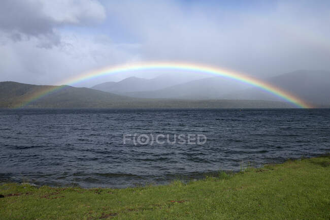 Arco iris sobre el lago, Te Anau, Isla Sur, Nueva Zelanda - foto de stock