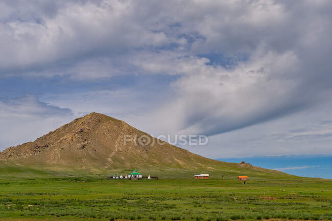 Temple dans le paysage rural, Mongolie — Photo de stock