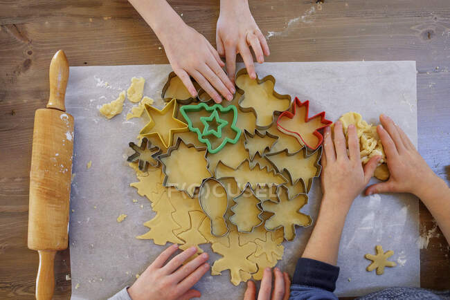 Vue aérienne de trois enfants faisant des biscuits de Noël — Photo de stock