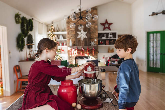 Dos niños en la cocina haciendo un pastel - foto de stock