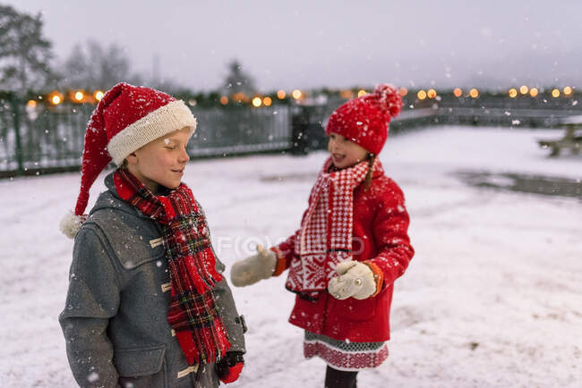 Two children playing in the snow at Christmas, United States — Stock Photo