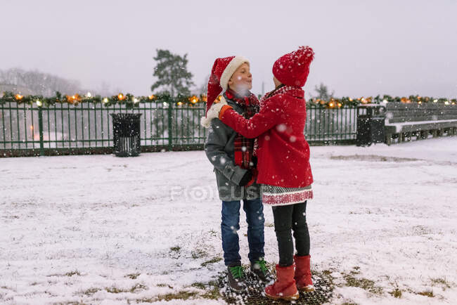 Duas crianças de pé na neve brincando, Estados Unidos — Fotografia de Stock