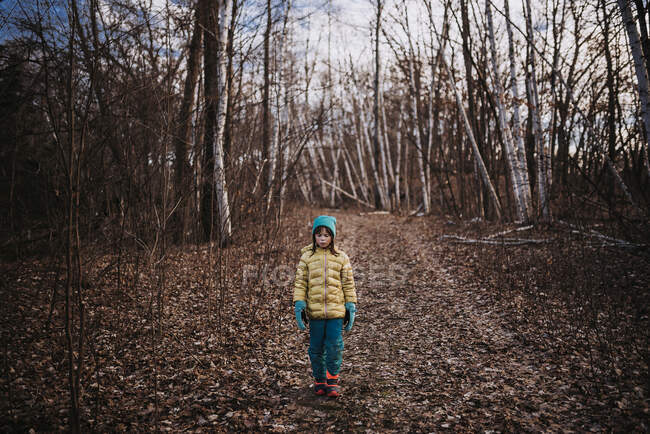 Дівчина в осінньому лісі сцена з опалим листям — стокове фото