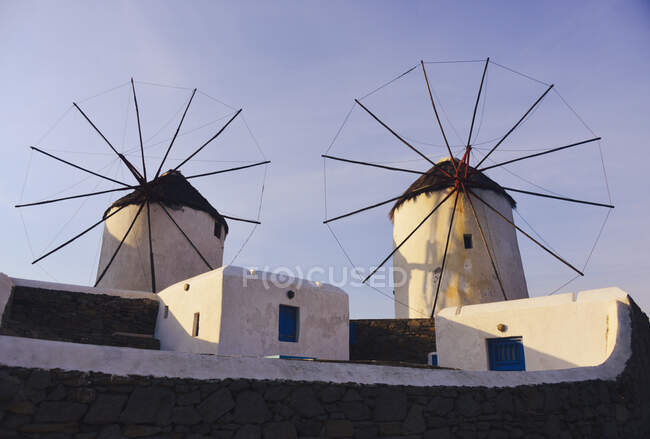 Molinos de Mykonos, Chora, Mykonos, Grecia - foto de stock