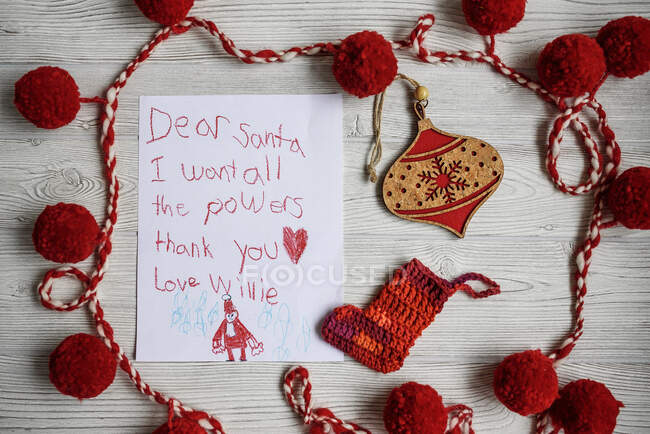 Una carta a Santa pidiendo poderes de superhéroes - foto de stock