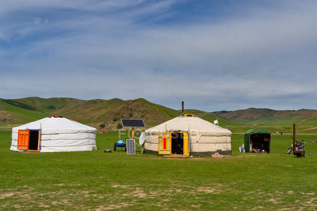 Giurte mongole nel paesaggio rurale, Valle del fiume Orkhon, Kharkhorin, Provincia di Ovorkhangai, Mongolia — Foto stock