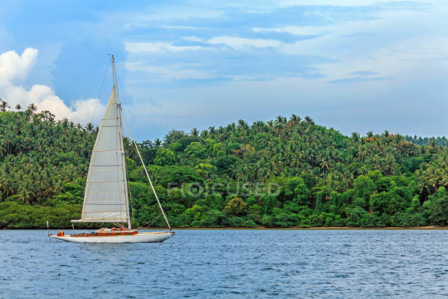 Barco à vela no oceano, Filipinas — Fotografia de Stock