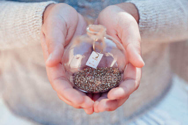 Fille tenant une boule de verre avec un faire un message de souhait — Photo de stock