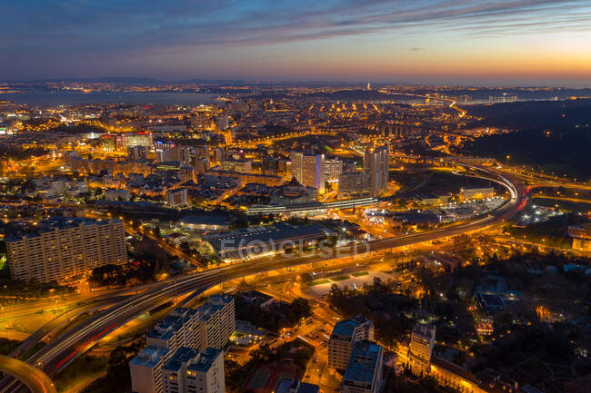 Paisaje urbano aéreo nocturno, Lisboa, Estremadura, Portugal - foto de stock