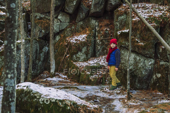 Junge wandert im Spätherbst im Freien, USA — Stockfoto