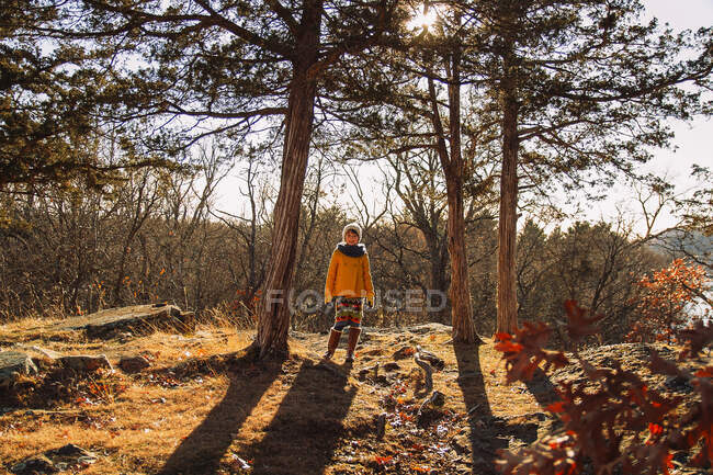 Ragazza sorridente escursioni nella foresta, Stati Uniti — Foto stock