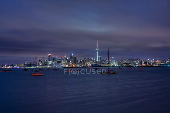Stadtbild bei Sonnenaufgang, Auckland, Nordinsel, Neuseeland — Stockfoto