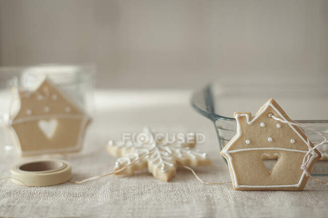 Close-up of Christmas cookies on a table being wrapped as gifts — Stock Photo
