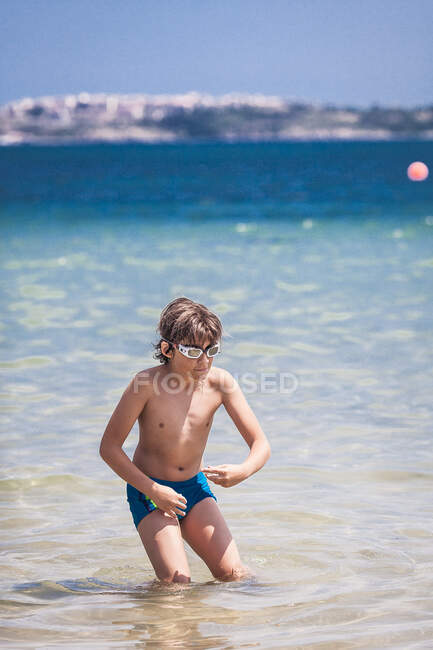 Niño de pie en el mar bailando, Bulgaria - foto de stock