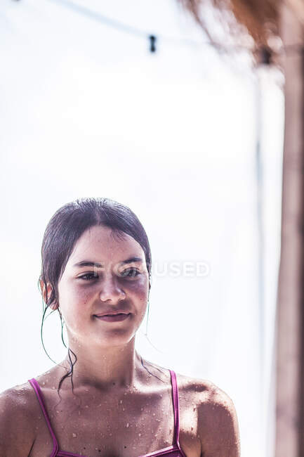 Porträt eines lächelnden Mädchens am Strand, Bulgarien — Stockfoto