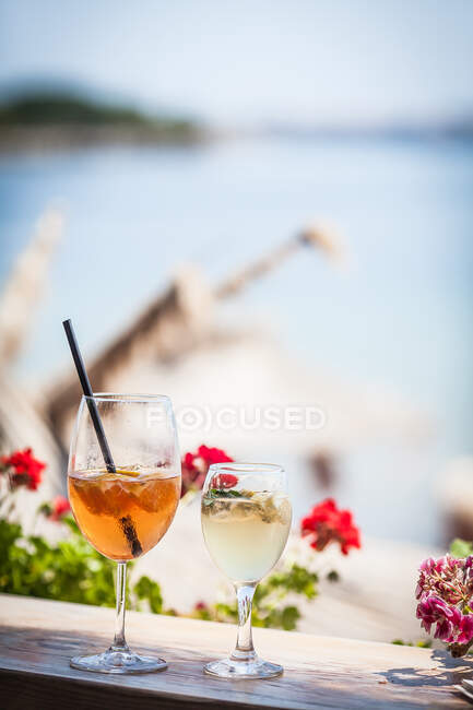 Dos cócteles en una mesa de madera junto a la playa, Bulgaria - foto de stock