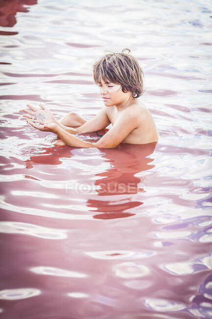 Хлопчик, що сидить в Атанасовському озері в Бургасі (Болгарія). — стокове фото