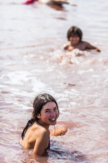 Menino e uma menina nadando em Atanasovsko Lake, Burgas, Bulgária — Fotografia de Stock
